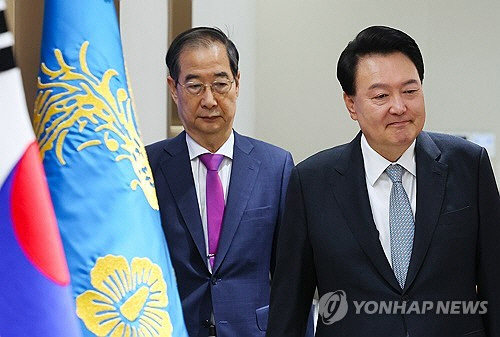 윤석열 대통령이 29일 서울 용산 대통령실 청사에서 열린 국무회의에 한덕수 국무총리와 함께 입장하고 있다.  [대통령실통신사진기자단=연합뉴스]